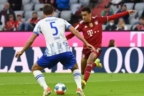 Was er derzeit macht, gelingt: Jamal Musiala zieht ab und erzielt das 3:0 für die Bayern.