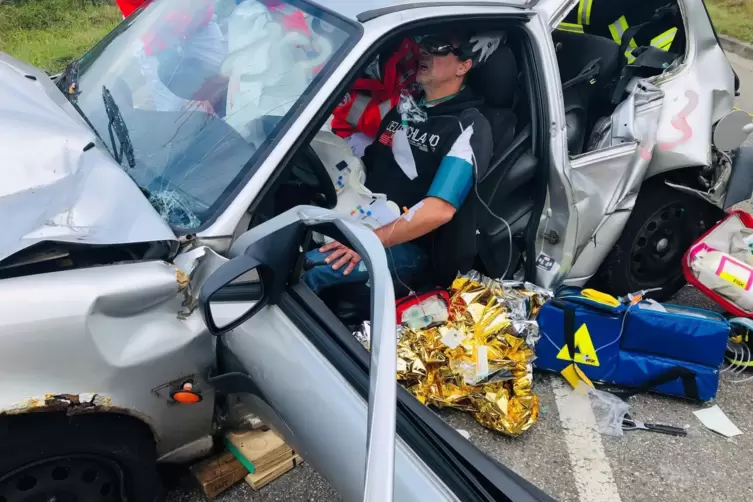 Die Zusammenarbeit von Feuerwehr und Rettungssanit&auml;ter funktioniert. 