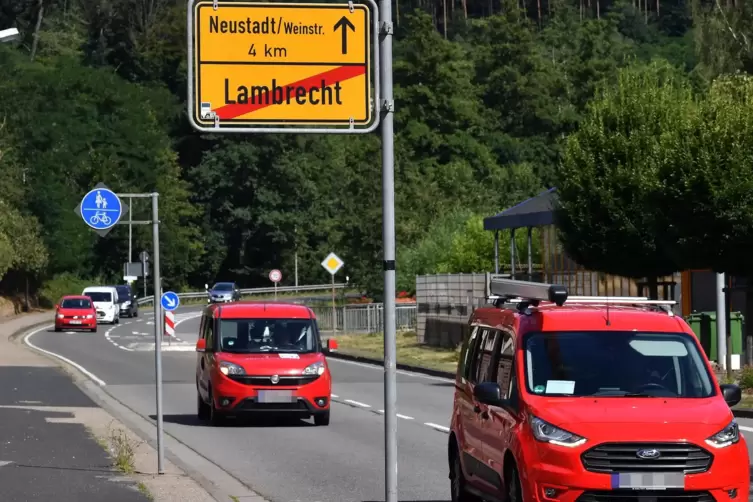 Der Fugänger- und Radweg endet am Ortsschild in Lambrecht.