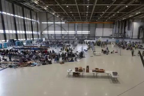 Ein Wartehangar der Airbase wurde in einen kleinen Flughafen umgewandelt.