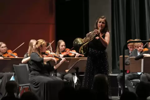 Das Landes-Jugend-Orchester Rheinland-Pfalz mit der Hornsolistin Eda Paçaci.