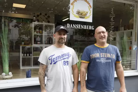 Peter Gabel (links) und Michael Scharwath führen gemeinsam den Dorfladen in Dansenberg.