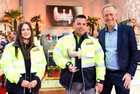 Kai Harstick (mitte) und seine Contwiger Tierrettung gewinnt die SWR-Ehrensache 2021. Links: Anna-Lena von Rohden, rechts: Moder