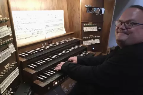 Maurice Croissant an der Orgel. 