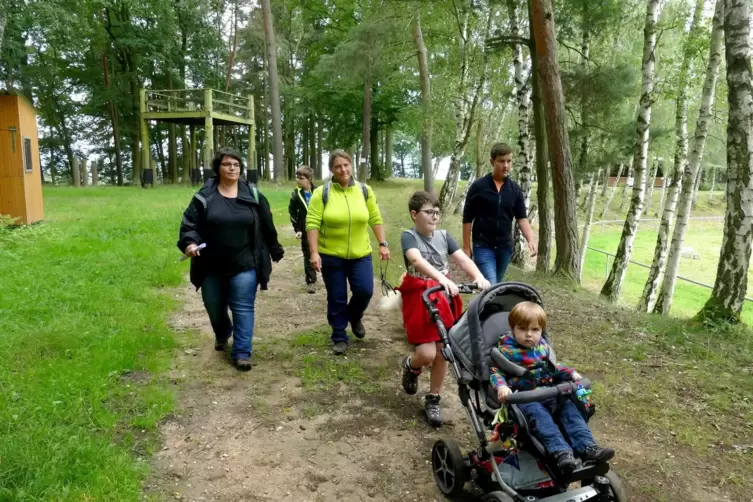  Annette Eicher mit ihren Kindern Lukas und Elias sowie Sabine Drumm mit ihren Kindern Leon und Felix bildeten einen Wandergrupp