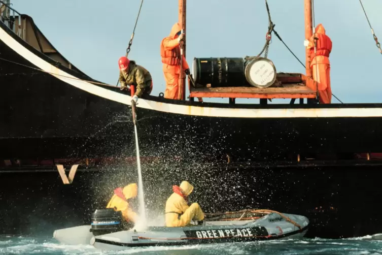 August 1982: Im Nordatlantik versucht eine Schiffsbesatzung mit Spritzwasser Aktivisten abzudrängen. Diese wollen die Verklappun