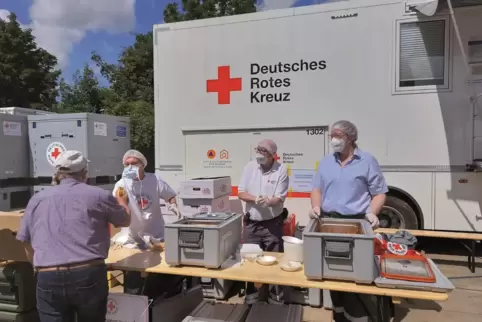 Im Dauereinsatz: Helfer des DRK bei der Essensausgabe. 