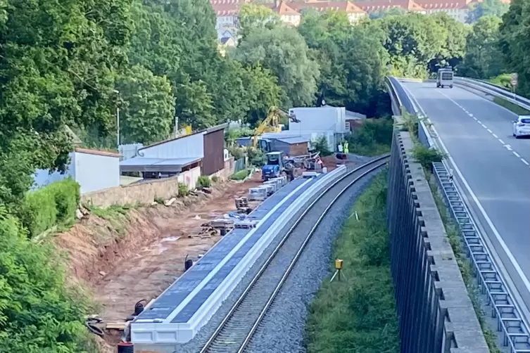 Der 120 Meter lange Bahnsteig des Haltestellen-Neubaus Zweibrücken-Rosengarten ist fast fertiggestellt. Wegen Verzug bei Materia