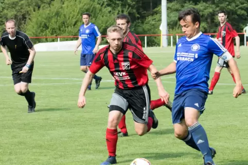 Traf in Dreisen in der zehnten Nachspiel-Minute: Marcel Mehler vom SV Imsbach (blaues Trikot, in dieser Szene bedrängt von Jerom
