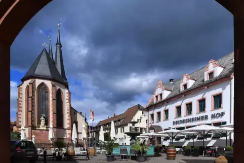 Attraktives Stadtzentrum: der Marktplatz in Deidesheim.