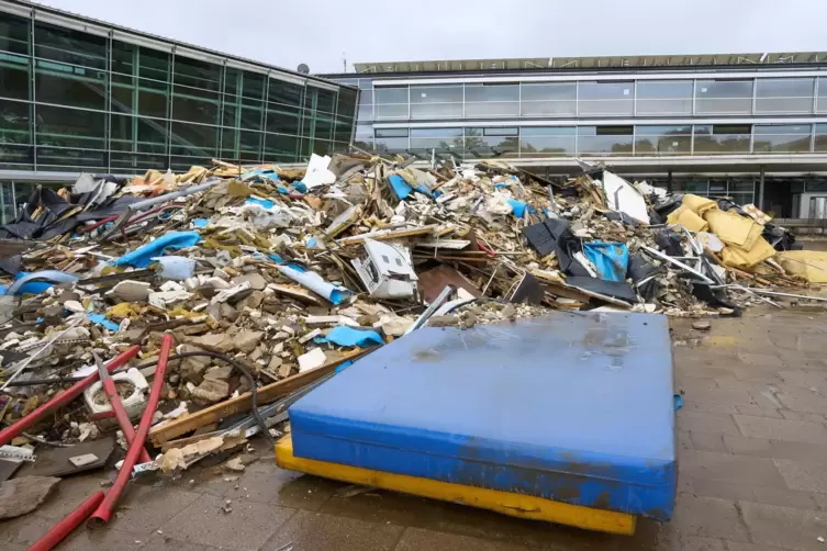 Schulstart nach der Flut: verwüstetes Gymnasium in Bad Neuenahr. 