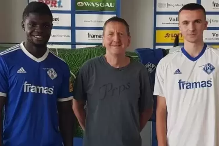 FKP-Sportdirektor Steven Dooley (Bildmitte) mit den beiden neuen Spielern Jabez Makanda (links) und Kai Paller.
