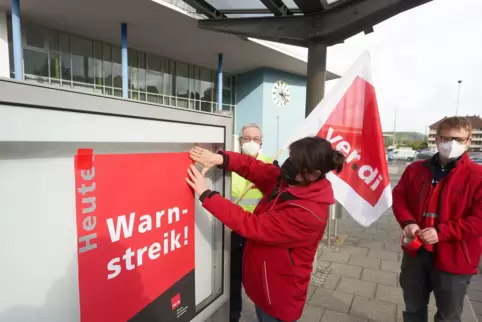 Um Streiks im Busgewerbe wie vor den Sommerferien vorzubeugen, stellt die Landesregierung Fördermittel bereit. Damit sollen die 