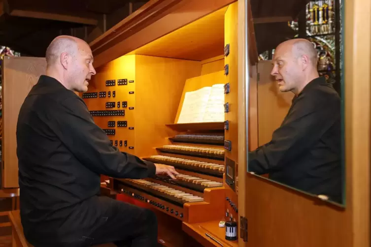 An der Kleuker-Orgel der Speyerer Gedächtniskirche: Bezirkskantor Kirchenmusikdirektor Robert Sattelberger.