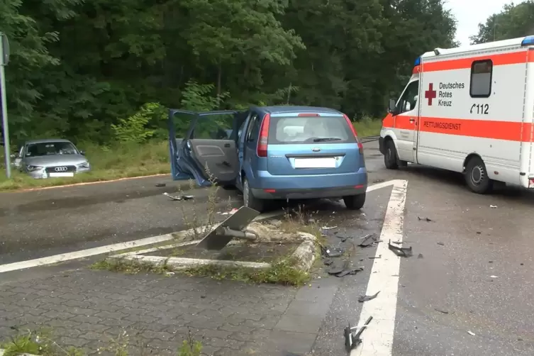 Das Auto der 87-Jährigen wurde durch den Aufprall in die Böschung geschleudert. 