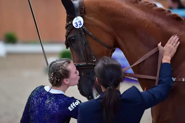 Ein K&uuml;sschen als Dank: die Herxheimerinnen Hannah Steverding, Sophie Kuhn und Royal Flash. 