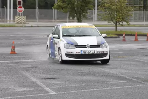 Auf dem Parkplatz der Adam Opel AG zeigten die Fahrer beim anspruchsvollen Slalom zwischen den Pylonen ihr Können. 