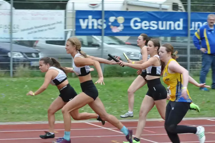 Der zweite Wechsel in der 4 x100-Meter-Staffel der U20 zwischen Nia Kirschbaum und Helen Unger. 