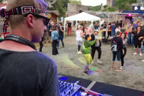 Veranstalter Patrick Jacobi wird – wie schon beim dritten Electronic Castle im vergangenen Oktober – auch selbst an den Plattent