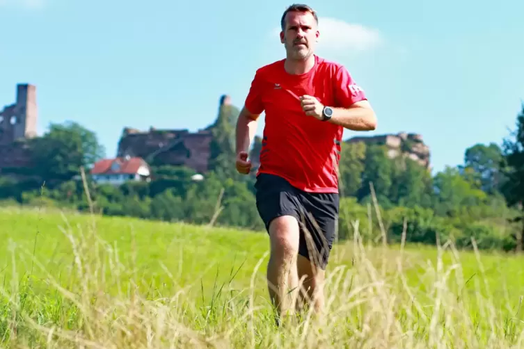 Imposante Kulisse: Manuel Schwamm joggt am Fuße von Burg Altdahn.