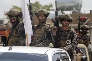 Eine Spezialeinheit der Taliban trifft auf dem Flughafen Kabul ein. Eine Spezialeinheit der Taliban trifft auf dem Flughafen Kabul ein.