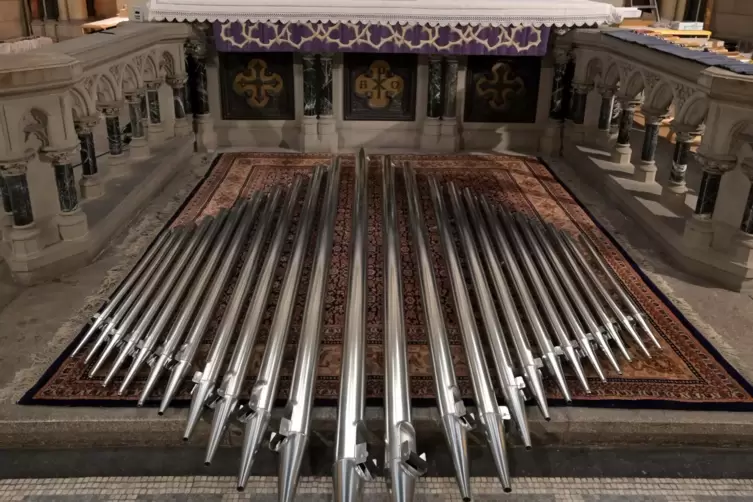 Im Februar: Vorbereitungen für den Aufbau der Orgel. 