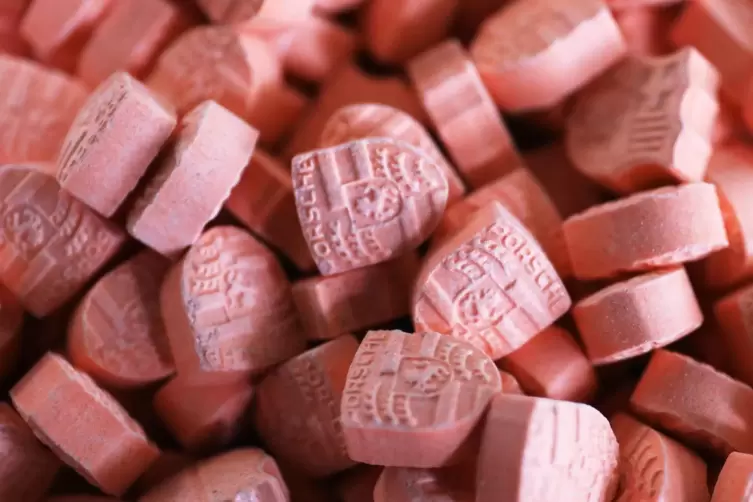 Die Polizei hat bei dem 22-Jährigen unter anderem 67 Ecstasy-Tabletten sichergestellt.