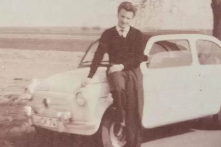Hilmar Kuntz mit seinem ersten Fiat 500, den er sich als Arbeiter und Vertragsamateur kaufte. 