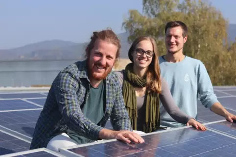 Steiler Aufstieg: Andreas Gißler, Laura Zöckler und Nicolai Ferchl (von links) auf dem von ihnen geplanten Solardach des Sportin