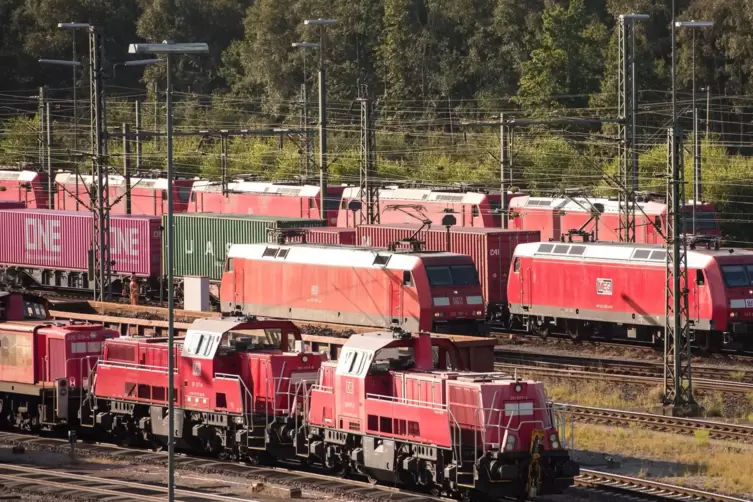 Die Gewerkschaft Deutscher Lokomotivführer (GDL) hat angekündigt, bis Dienstagnacht zu streiken. 