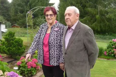 Gerlinde und Egon Müller freuen sich immer wieder über die Blumenpracht in ihrem Garten in Herschberg.