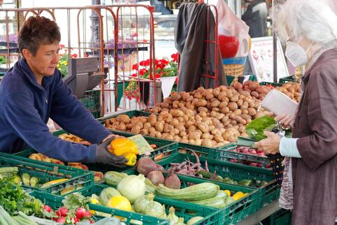 Seit rund zehn Jahren bietet Elke Feldmann (links) auf dem Römerplatz ihr Obst und Gemüse an. 
