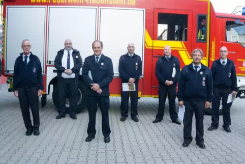 Ehrungen für langjährige Wehrleute bei der Feuerwehr in Hauenstein: (v.l.) Martin Edrich (50 Jahre), Johannes Seibel (35),Volker