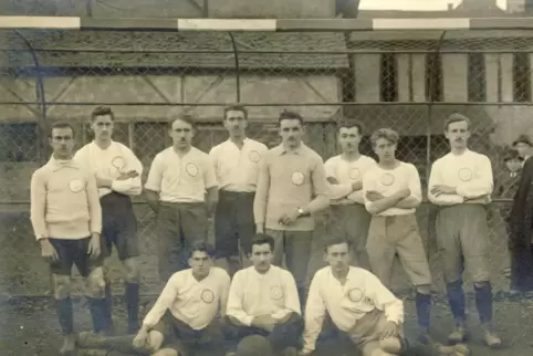 Die Chronik zeigt unter anderem die erste Mannschaft von 1921.