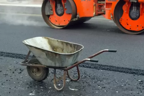 Ab Freitag wird die einstreifige Verkehrsführung auf der B10 in Richtung Wörth und Karlsruhe eingerichtet.