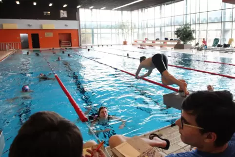 Das Hallenbad Wörth, unsere Aufnahme zeigt ein 24-Stunden-Schwimmen. 