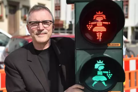 Der Neustadter Künstler Gerhard Hofmann hat die „Ampelweibchen“ gestaltet.