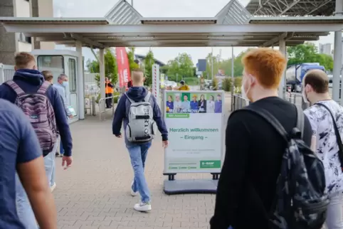 Im Jahr 2021 starten insgesamt 800 Jugendliche und junge Erwachsene bei der BASF am Standort Ludwigshafen und im BASF-Ausbildung