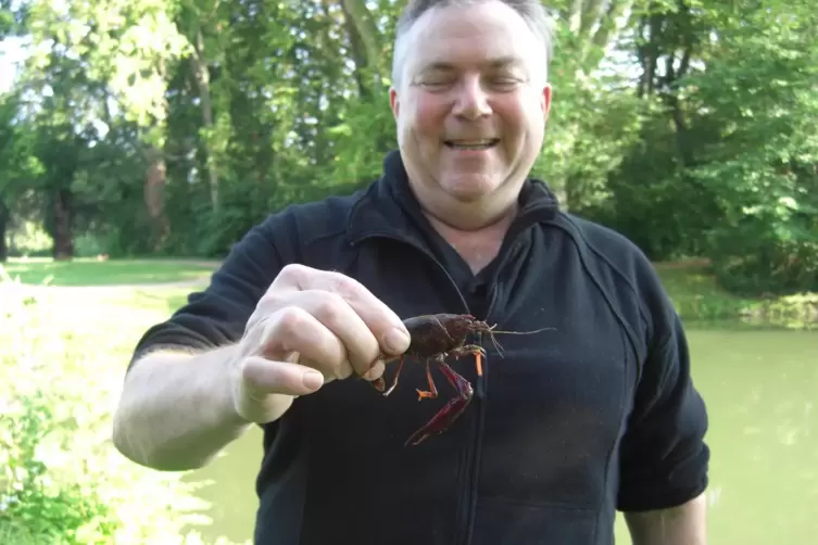 Der Biologe J&uuml;rgen Ott ist derzeit als Krebsf&auml;nger am Weiher des Herrnsheimer Schlossparks aktiv.