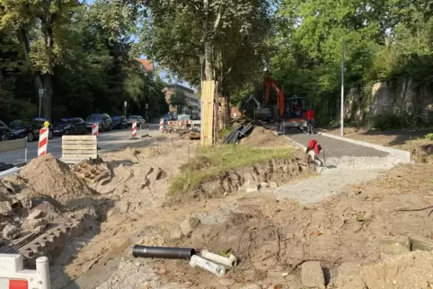 Unterbau wird hergestellt: neuer Gehweg zwischen der Straße Hirschgraben und dem Adenauerpark (rechts).