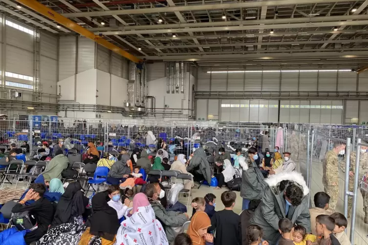 In Hangar 5 ist ein Terminal f&uuml;r die Weiterreisenden eingerichtet worden. Mehr als 12.000 Menschen sind hier schon abgefertogt w
