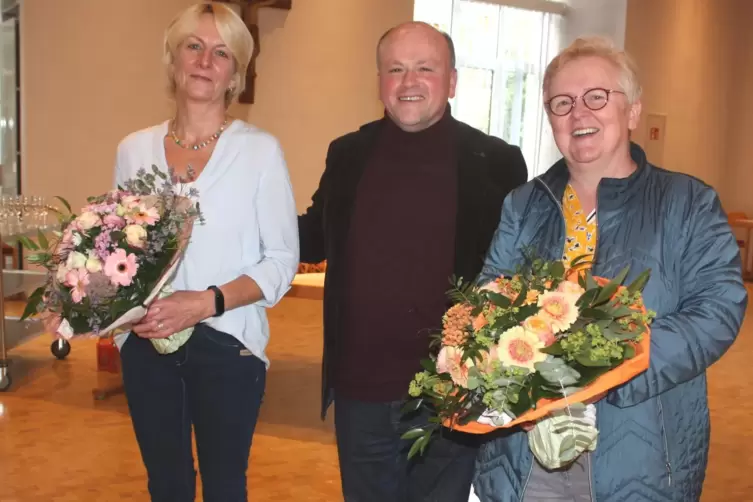 Pfarrer Thomas Becker ehrte Anja Burkhard (links) und Barbara Zickgraf, die seit 25 Jahren im Dahner Pfarrbüro arbeiten.
