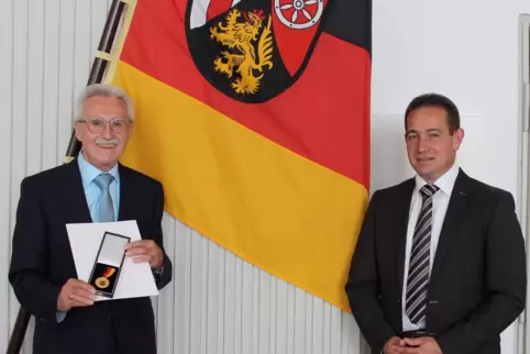 Eine besondere Ehrung wird Dieter Steigner (links) zuteil. Hannes Kopf überreichte ihm die Medaille. 