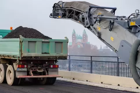 Asphalt wird abgehobelt: Dieser Bauabschnitt – auf dem Bild 2019 – muss wiederholt werden.