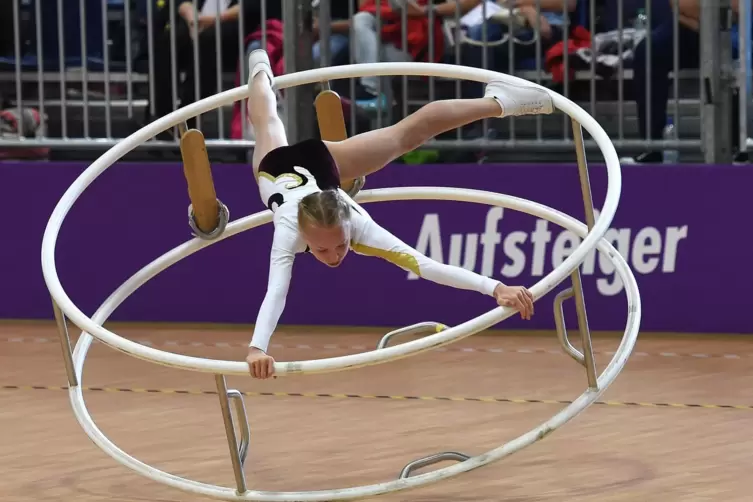 Das Rhönrad fasziniert noch heute, wie dieses Bild von einer 13-jährigen Sportlerin beim Internationalen Deutschen Turnfest 2017