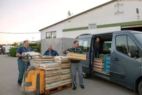 Michael Eichenlaub, Walter Rapp, Thomas Knecht und Ingo Pfalzgraf (von links nach rechts) beladen am Donnerstagmorgen einen Tran