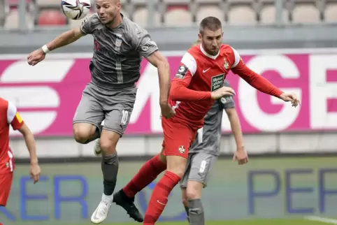 Abräumer: Alexander Winkler, hier im Spiel gegen Zwickau neben Manfred Starke. 