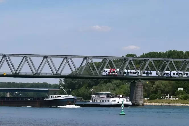Über die Rheinbrücke bei Germersheim fahren – außer wenn die GDL streikt – unter anderem die Züge der Regional-Express-Linie RE