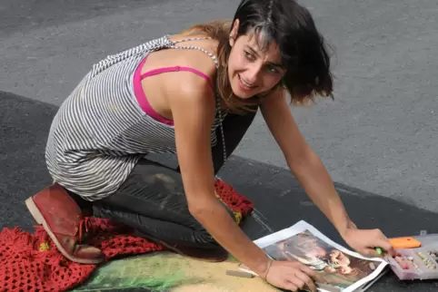 Straßenmalerin Francesca Arsi aus Florenz beim Wine-Street-Art-Festival 2016. 