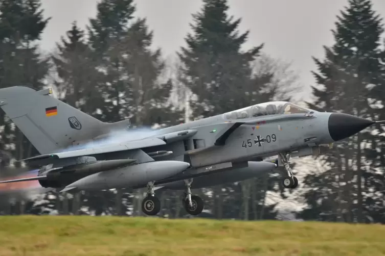 Ein Bundeswehr-Aufkl&auml;rungsflugzeug vom Typ Tornado startet vom Fliegerhorst B&uuml;chel (Kreis Cochem-Zell) in der Eifel.